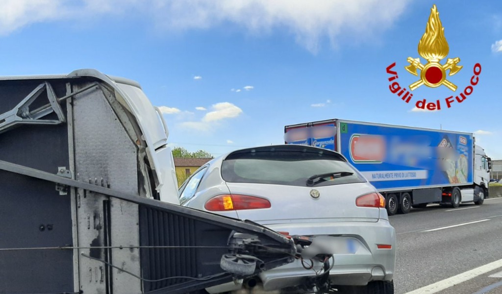 Si ribalta la roulotte agganciata all’auto, paura sulla A1
