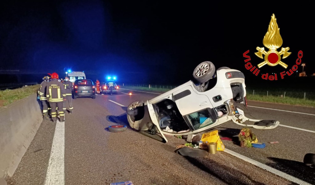 Auto ribaltata in A1: paura per una ragazza di 29 anni