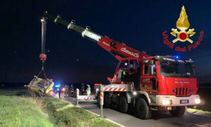 Auto ribaltata nel fossato a bordo strada, nessuna persona trovata all'interno