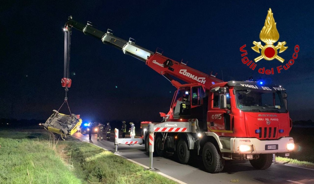 Auto ribaltata nel fossato a bordo strada, nessuna persona trovata all’interno