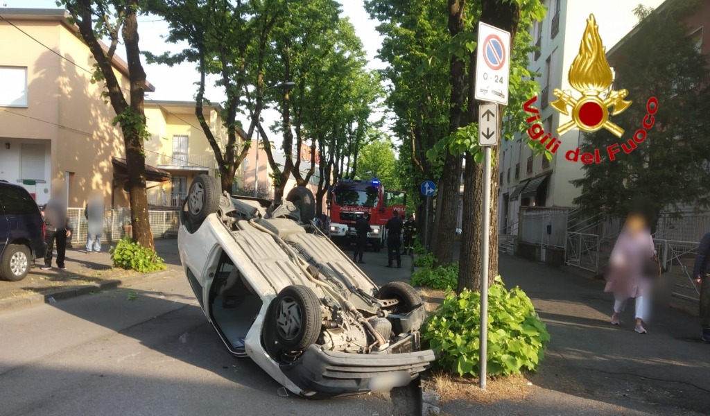 Si ribalta con l’auto e rimane incastrato, 75enne in ospedale
