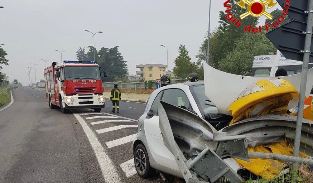 Schianto in Tangenziale Est, la Smart finisce contro il guard-rail