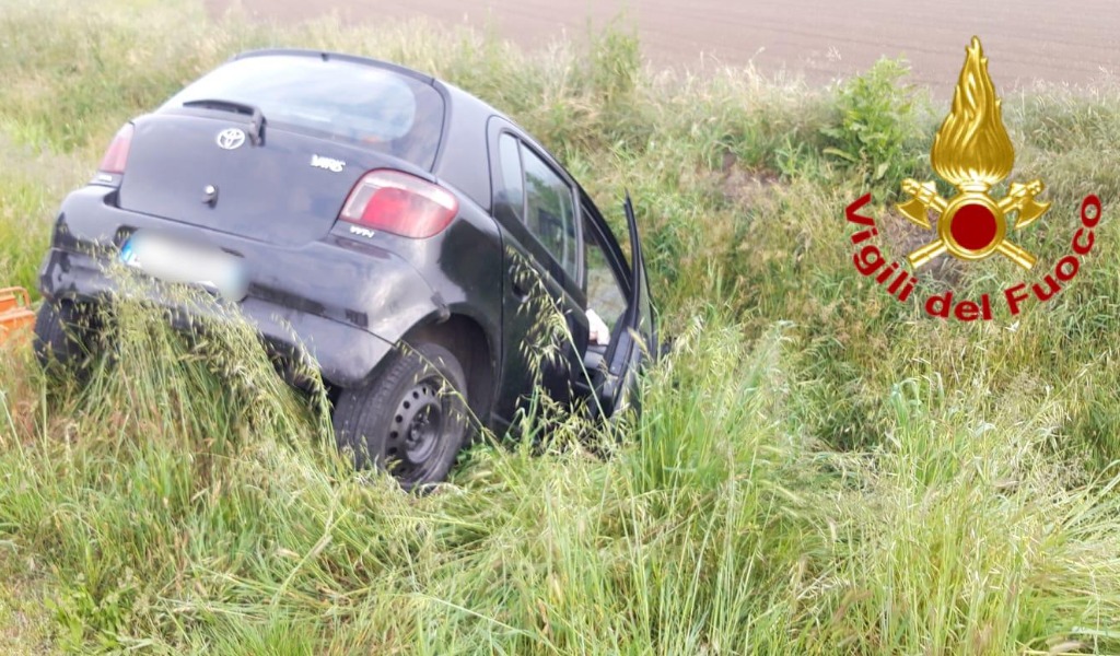 Scontro tra auto sulla Provinciale, una finisce nel campo adiacente