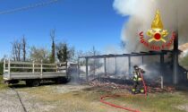 Le foto e il video dell'incendio di una legnaia e un furgone a Castiraga Vidardo
