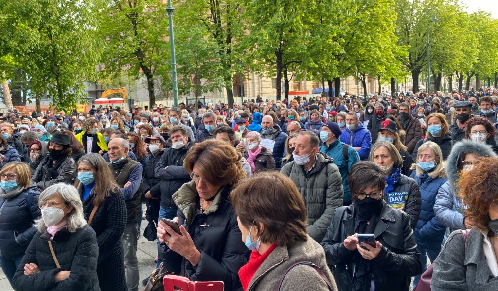 In 600 a cantare “La pandemia è una fesseria”, proprio a Bergamo