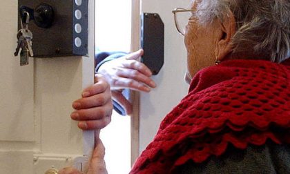 Si fingono vigili ed entrano in casa di due anziani per derubarli