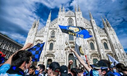 Trentamila tifosi interisti assembrati per la vittoria dello Scudetto, alla faccia del Covid