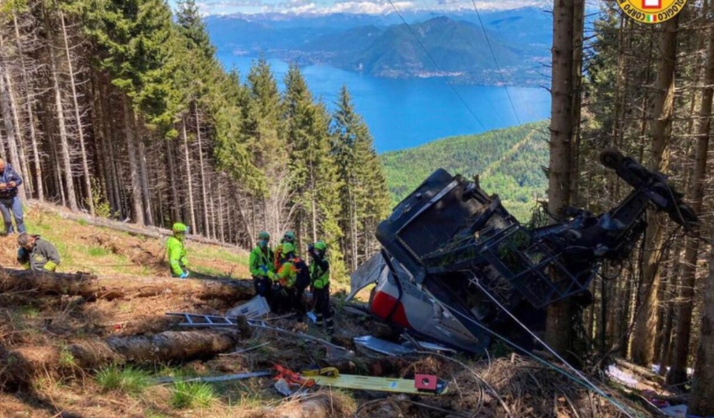 Tragedia in Piemonte: precipita una funivia, 13 morti e 2 bambini gravi