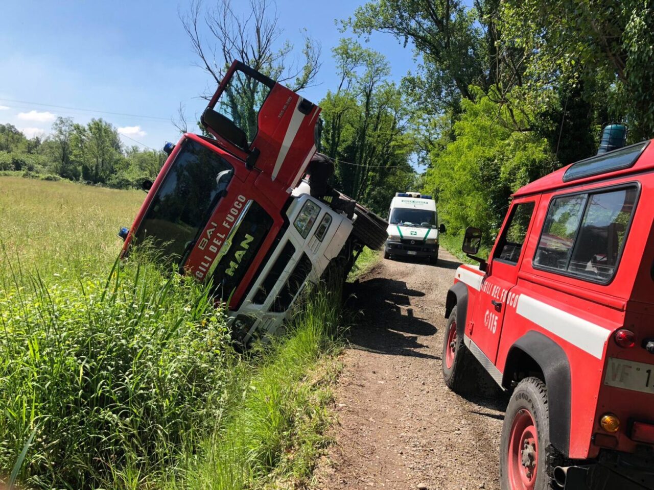 Le foto dei pompieri arrivati per spegnere un incendio e finiti fuori strada