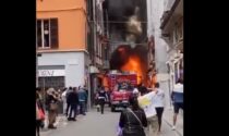 Spazzatrice prende fuoco nel centro di Piacenza, il video dell'impressionante incendio