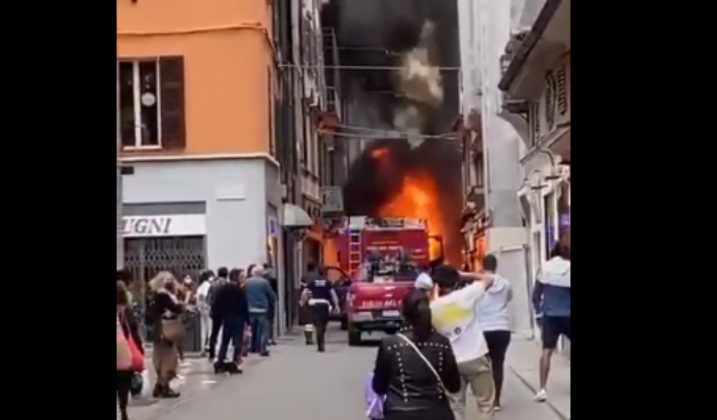 Spazzatrice prende fuoco nel centro di Piacenza, il video dell’impressionante incendio