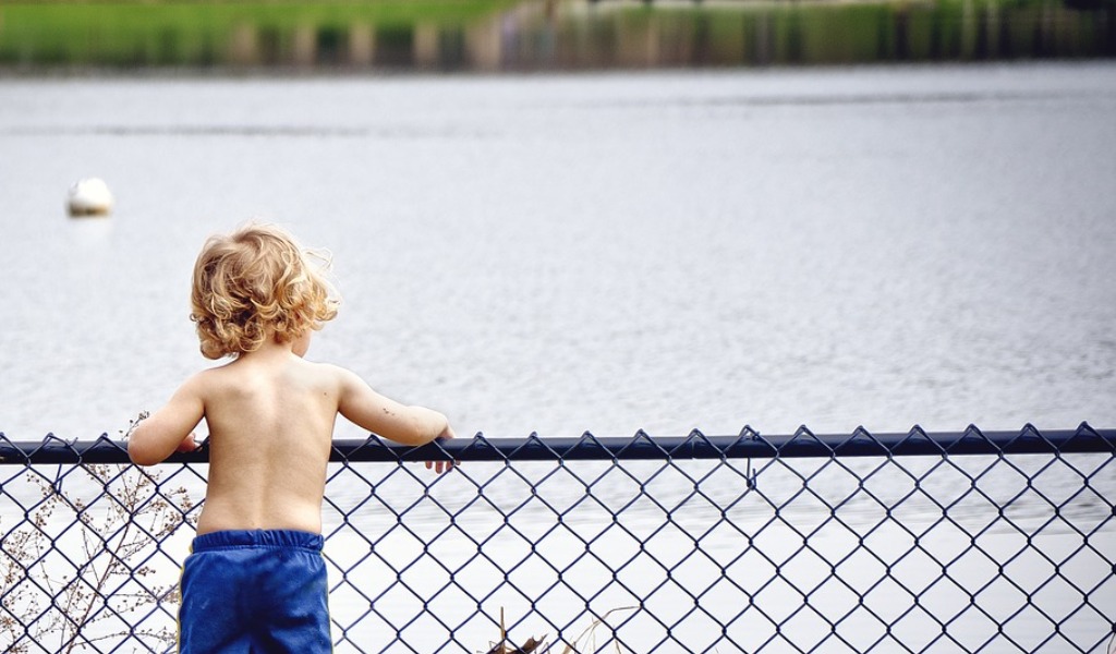 Si è svegliata e ha chiesto della mamma la bambina di tre anni finita nell’Adda