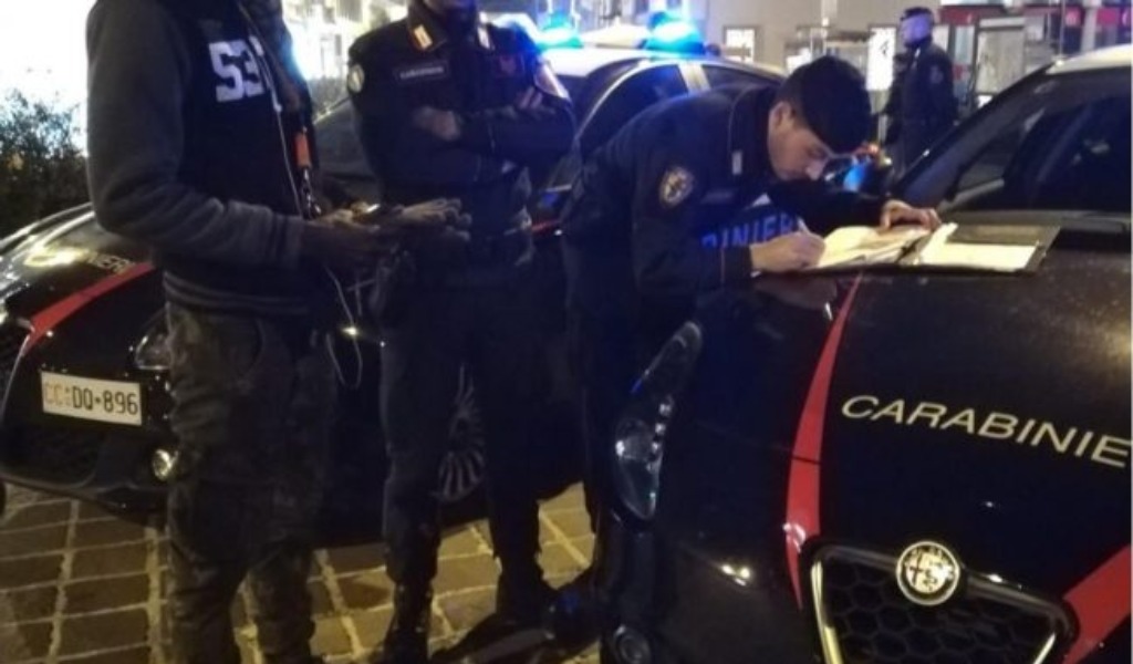 Distrussero la vetrina di un negozio per parrucchieri, identificati i vandali minorenni