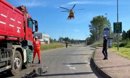 Uomo travolto e incastrato sotto un tir: 23enne in condizioni gravi