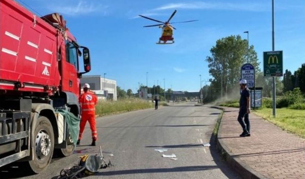 Uomo travolto e incastrato sotto un tir: 23enne in condizioni gravi