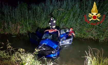Schianto a Mairago, le foto dell'auto finita in un fosso pieno d'acqua