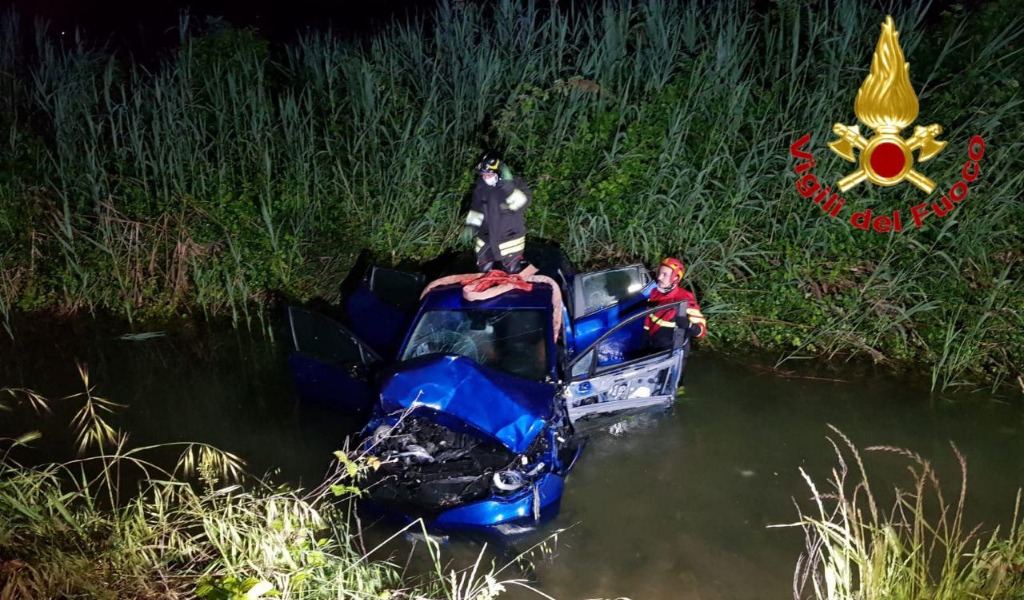 Schianto a Mairago, le foto dell’auto finita in un fosso pieno d’acqua