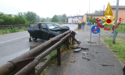 Perde il controllo dell'auto e distrugge parte della barriera di legno della ciclabile