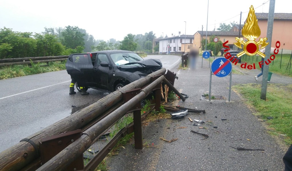 Perde il controllo dell’auto e distrugge parte della barriera di legno della ciclabile