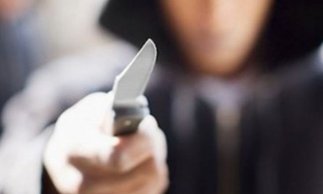 Dopo il consulto medico accoltella il chirurgo, fermato da un poliziotto fuori servizio in attesa della visita