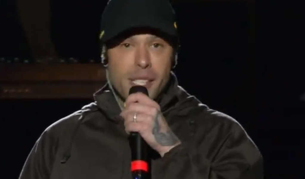 Fedez paladino del mondo LGBT, dopo gli applausi arrivano le critiche: “Coraggio o marketing”?