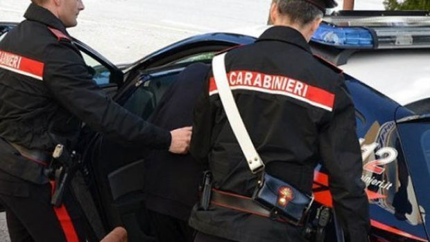 Beccato mentre aspettava il bus, scatta il primo arresto per la rapina alla sala slot Le Palme