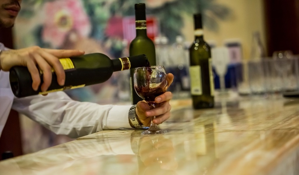 Serve da bere a 5 minorenni, barista denunciata e sanzionata