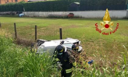 Perde il controllo dell'auto e finisce fuori strada, 67enne in ospedale