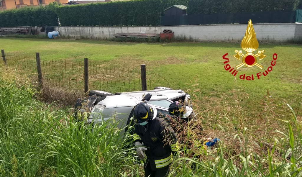 Perde il controllo dell’auto e finisce fuori strada, 67enne in ospedale