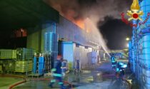 Incendio in una fabbrica d'inchiostro a Crespiatica, le foto e il video dell'intervento