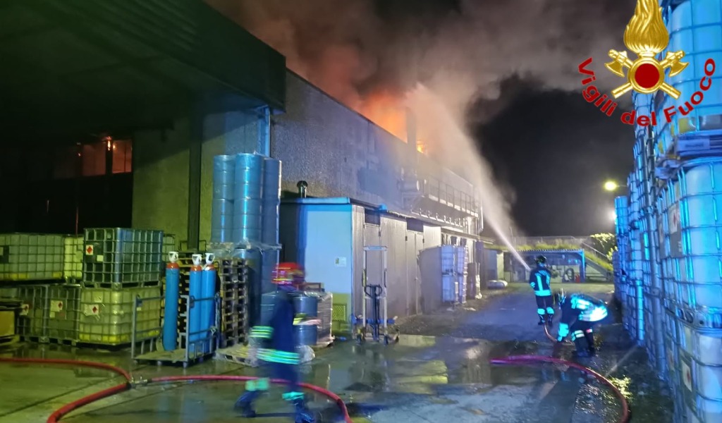 Incendio in una fabbrica d’inchiostro a Crespiatica, le foto e il video dell’intervento