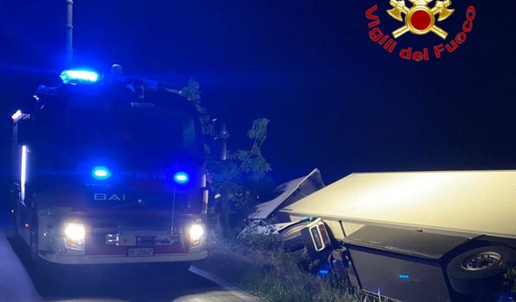 Camion in un fosso e capannone in fiamme, arrivano i Vigili del fuoco