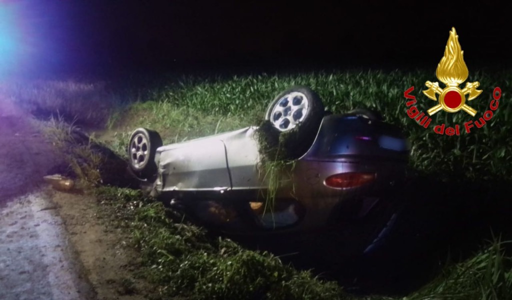 48enne perde il controllo dell’auto e finisce ribaltato fuori strada rimanendo incastrato