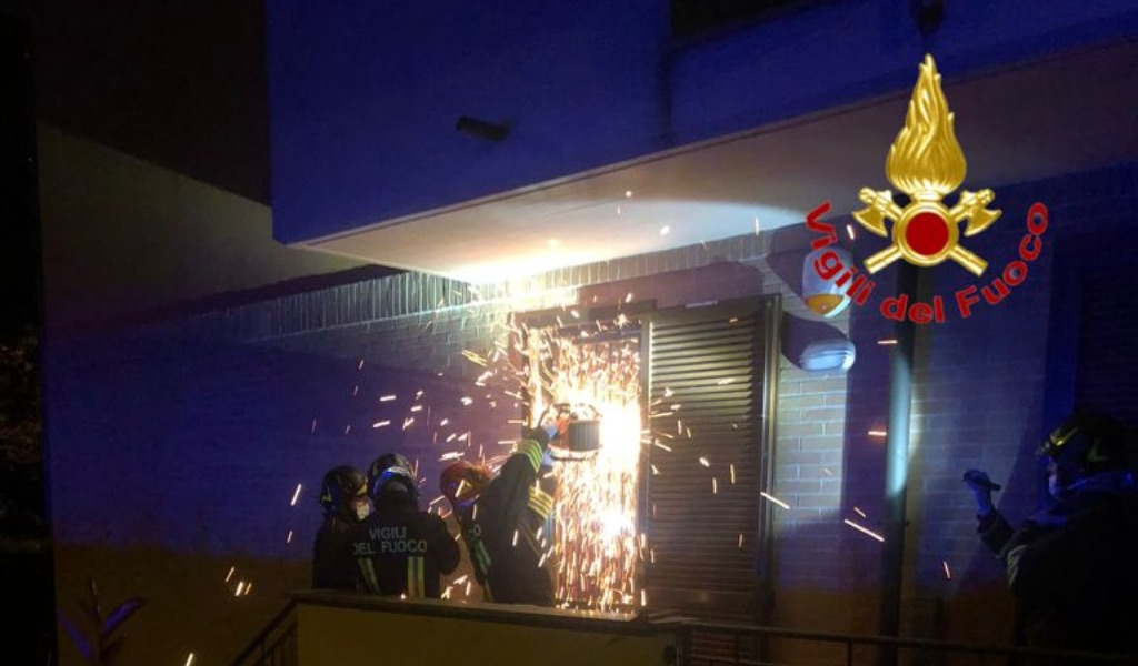 Richiesta d’aiuto da un appartamento, i Vigili del fuoco tagliano le inferiate per entrare