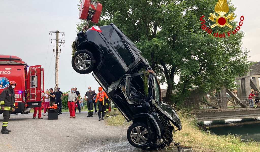 Tragedia sfiorata nel canale Muzza: 66enne salvata in extremis, il video e le foto del salvataggio
