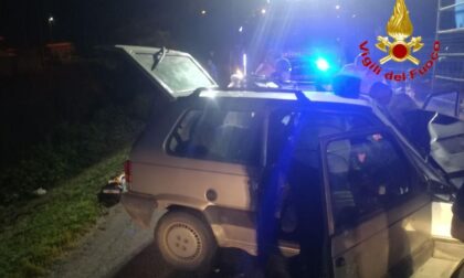 Anziano si schianta contro un palo della luce e resta intrappolato nell'auto