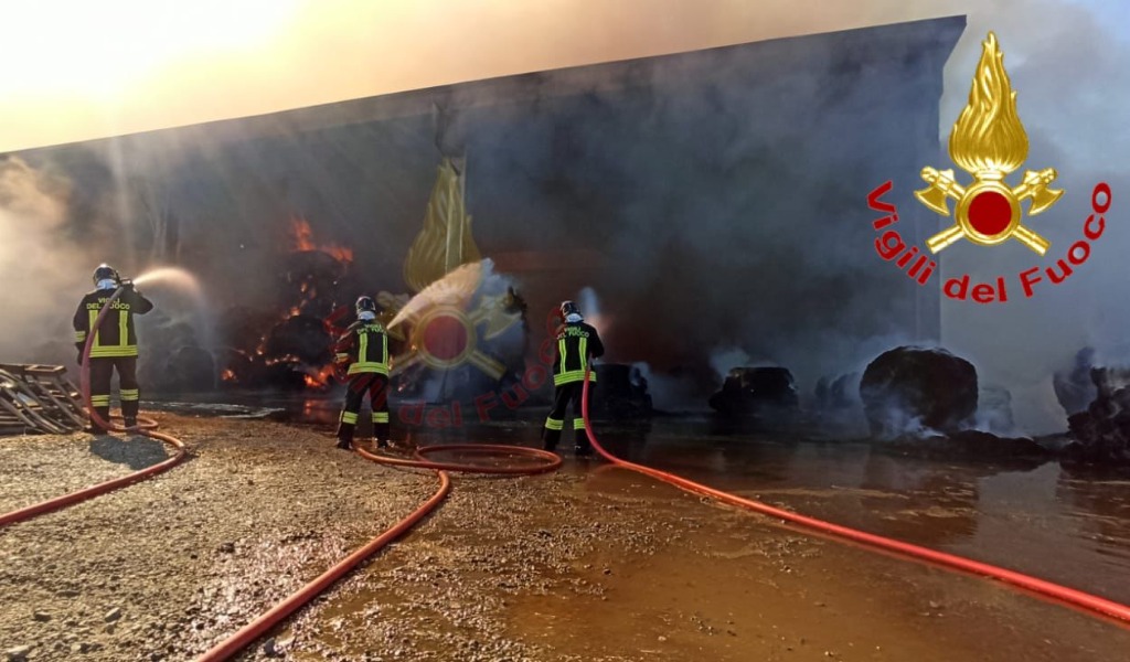 Ancora rotoballe in fiamme: le immagini dello spaventoso incendio a Maleo