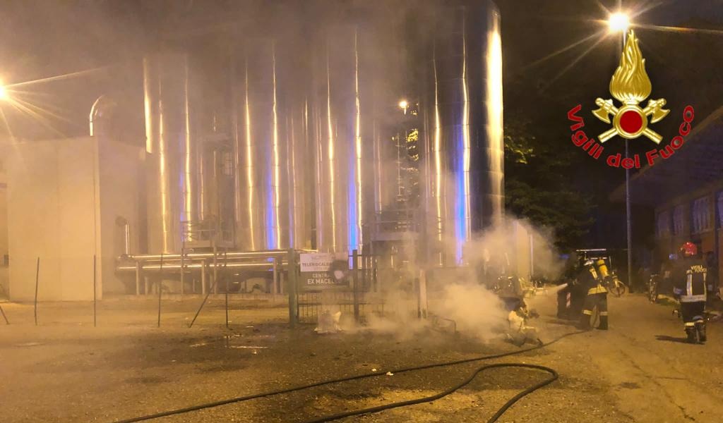 Incendio all’ex macello di Lodi, a fuoco materassi e altro materiale