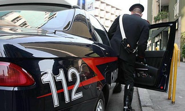 Si sbottona i pantaloni e mostra i genitali a una giovane donna, 40enne lodigiano denunciato