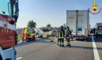 Tragedia in Autostrada, 5 morti: Il testimone: "Non ha visto la coda, a tutta velocità contro il camion"