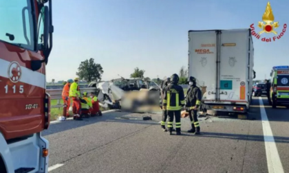 Tragedia in Autostrada, 5 morti: Il testimone: "Non ha visto la coda, a tutta velocità contro il camion"