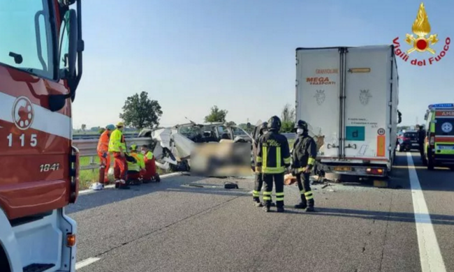 Tragedia in Autostrada, 5 morti: Il testimone: “Non ha visto la coda, a tutta velocità contro il camion”