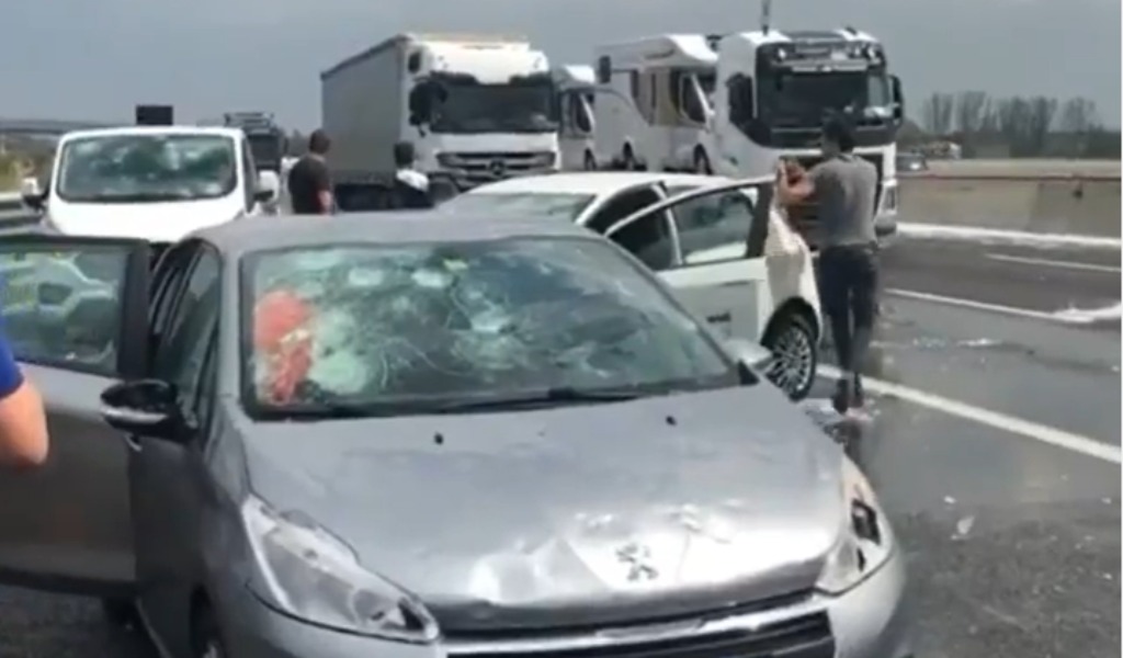 Maxi grandinata in Autostrada, auto distrutte costrette a fermarsi formano lunghe code