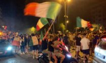 È l'Italia la regina d'Europa: Lodi esplode per i festeggiamenti, il video della ruspa in piazza carica di tifosi