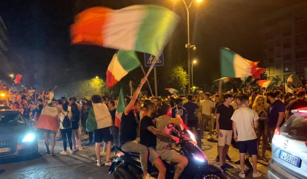 È l’Italia la regina d’Europa: Lodi esplode per i festeggiamenti, il video della ruspa in piazza carica di tifosi