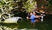 Automobilisti di passaggio si tuffano nel fiume per salvare un anziano finito in acqua con l'auto