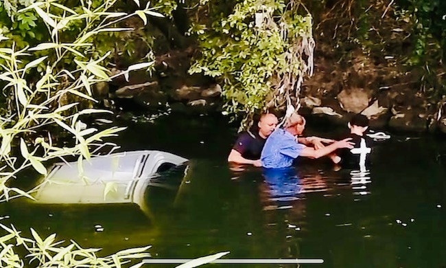 Automobilisti di passaggio si tuffano nel fiume per salvare un anziano finito in acqua con l’auto