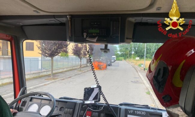 Auto in fiamme nel Pavese: l’intervento dei Vigili del Fuoco di Sant’Angelo