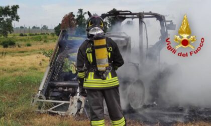 Mezzo agricolo in fiamme a Pieve Fissiraga, le foto dello spegnimento