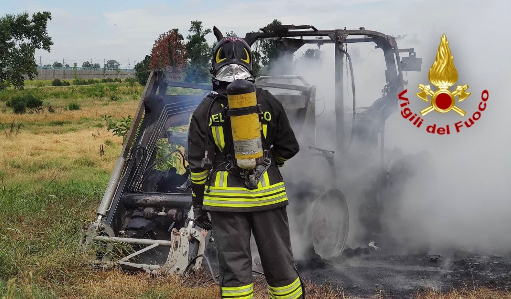 Mezzo agricolo in fiamme a Pieve Fissiraga, le foto dello spegnimento